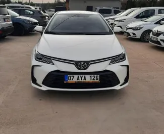 Vooraanzicht van een huurauto Toyota Corolla Sedan op de luchthaven van Antalya, Turkije ✓ Auto #8766. ✓ Transmissie Automatisch TM ✓ 1 beoordelingen.