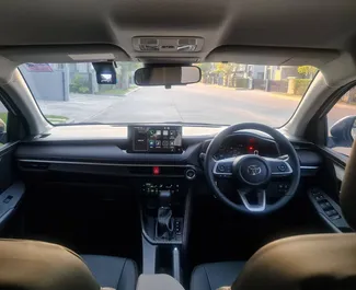 Interieur van Toyota Yaris Ativ te huur in Thailand. Een geweldige auto met 5 zitplaatsen en een Automatisch transmissie.