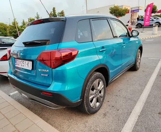 Vooraanzicht van een huurauto Suzuki Vitara op de luchthaven van Dubrovnik, Kroatië ✓ Auto #8815. ✓ Transmissie Automatisch TM ✓ 0 beoordelingen.