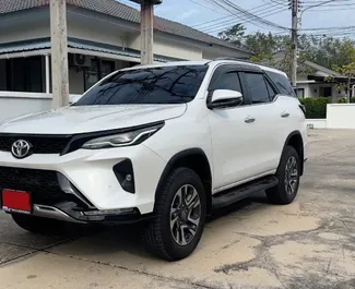 Vooraanzicht van een huurauto Toyota Fortuner op de luchthaven van Phuket, Thailand ✓ Auto #8197. ✓ Transmissie Automatisch TM ✓ 0 beoordelingen.