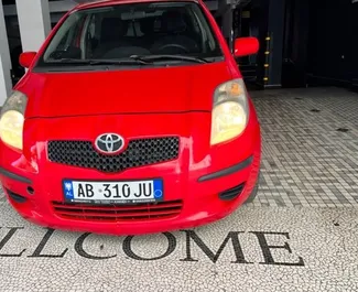 Vooraanzicht van een huurauto Toyota Yaris in Tirana, Albanië ✓ Auto #8624. ✓ Transmissie Automatisch TM ✓ 0 beoordelingen.