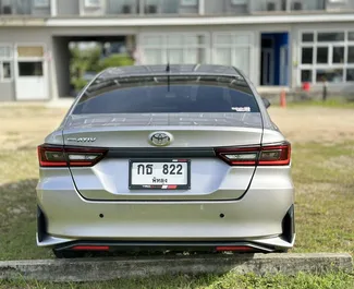 Toyota Yaris Ativ 2022 beschikbaar voor verhuur op de luchthaven van Phuket, met een kilometerlimiet van onbeperkt.