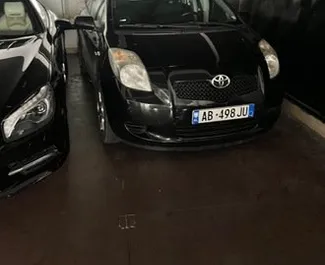 Vooraanzicht van een huurauto Toyota Yaris in Tirana, Albanië ✓ Auto #8626. ✓ Transmissie Handmatig TM ✓ 0 beoordelingen.