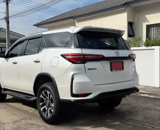 Verhuur Toyota Fortuner. Comfort, SUV Auto te huur in Thailand ✓ Borg van Borg van 10000 THB ✓ Verzekeringsmogelijkheden TPL, CDW, SCDW, FDW, Diefstal, Jonge, Geen storting.