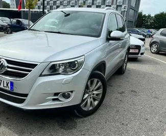 Vooraanzicht van een huurauto Volkswagen Tiguan in Tirana, Albanië ✓ Auto #7693. ✓ Transmissie Automatisch TM ✓ 0 beoordelingen.