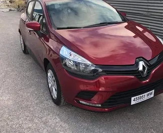 Vooraanzicht van een huurauto Renault Clio 4 op de luchthaven van Casablanca, Marokko ✓ Auto #8797. ✓ Transmissie Automatisch TM ✓ 0 beoordelingen.