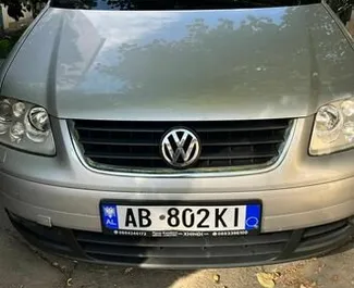 Vooraanzicht van een huurauto Volkswagen Touran in Tirana, Albanië ✓ Auto #8627. ✓ Transmissie Automatisch TM ✓ 0 beoordelingen.