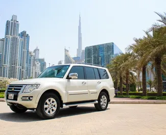 Vooraanzicht van een huurauto Mitsubishi Pajero in Dubai, Verenigde Arabische Emiraten ✓ Auto #8733. ✓ Transmissie Automatisch TM ✓ 0 beoordelingen.