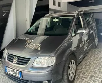 Vooraanzicht van een huurauto Volkswagen Touran in Tirana, Albanië ✓ Auto #8628. ✓ Transmissie Automatisch TM ✓ 0 beoordelingen.