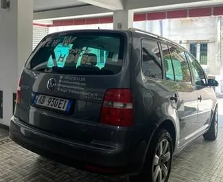 Autohuur Volkswagen Touran #8628 Automatisch in Tirana, uitgerust met 2,0L motor ➤ Van Edmond in Albanië.