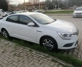 Vooraanzicht van een huurauto Renault Megane Sedan op de luchthaven van Izmir, Turkije ✓ Auto #8580. ✓ Transmissie Automatisch TM ✓ 0 beoordelingen.