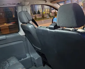 Interieur van Mercedes-Benz Vito Tourer Pro te huur in Georgië. Een geweldige auto met 9 zitplaatsen en een Automatisch transmissie.