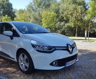 Vooraanzicht van een huurauto Renault Clio 4 in Podgorica, Montenegro ✓ Auto #8785. ✓ Transmissie Automatisch TM ✓ 0 beoordelingen.