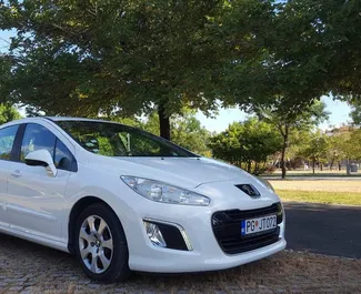 Vooraanzicht van een huurauto Peugeot 308 in Podgorica, Montenegro ✓ Auto #8789. ✓ Transmissie Automatisch TM ✓ 0 beoordelingen.