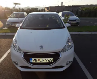 Vooraanzicht van een huurauto Peugeot 208 in Podgorica, Montenegro ✓ Auto #8788. ✓ Transmissie Automatisch TM ✓ 0 beoordelingen.