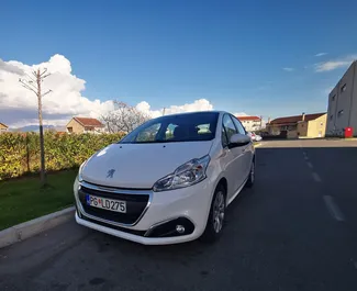 Vooraanzicht van een huurauto Peugeot 208 in Podgorica, Montenegro ✓ Auto #8791. ✓ Transmissie Handmatig TM ✓ 0 beoordelingen.