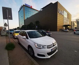 Vooraanzicht van een huurauto Citroen C4 in Podgorica, Montenegro ✓ Auto #8793. ✓ Transmissie Handmatig TM ✓ 0 beoordelingen.