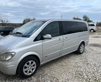 Vooraanzicht van een huurauto Mercedes-Benz Viano in Durrës, Albanië ✓ Auto #8784. ✓ Transmissie Automatisch TM ✓ 0 beoordelingen.