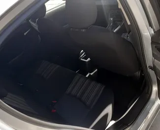 Interieur van Mazda 2 te huur in Cyprus. Een geweldige auto met 5 zitplaatsen en een Automatisch transmissie.