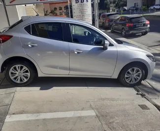 Vooraanzicht van een huurauto Mazda 2 in Limassol, Cyprus ✓ Auto #8872. ✓ Transmissie Automatisch TM ✓ 0 beoordelingen.