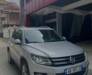 Vooraanzicht van een huurauto Volkswagen Tiguan in Tirana, Albanië ✓ Auto #8570. ✓ Transmissie Automatisch TM ✓ 0 beoordelingen.