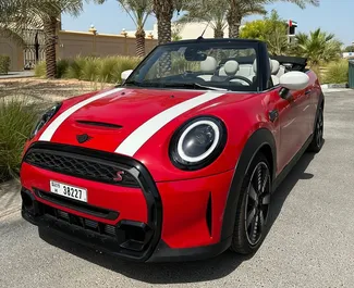 Vooraanzicht van een huurauto Mini Cooper S in Dubai, Verenigde Arabische Emiraten ✓ Auto #8563. ✓ Transmissie Automatisch TM ✓ 0 beoordelingen.