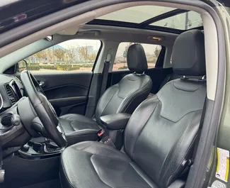 Interieur van Jeep Compass te huur in Armenië. Een geweldige auto met 5 zitplaatsen en een Automatisch transmissie.