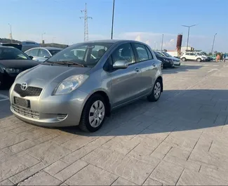 Vooraanzicht van een huurauto Toyota Yaris in Tirana, Albanië ✓ Auto #8683. ✓ Transmissie Handmatig TM ✓ 3 beoordelingen.