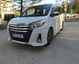 Vooraanzicht van een huurauto Toyota Noah op de luchthaven van Koetaisi, Georgië ✓ Auto #8929. ✓ Transmissie Automatisch TM ✓ 1 beoordelingen.