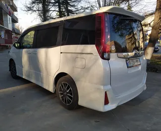 Toyota Noah 2020 met Vooraandrijving systeem, beschikbaar op de luchthaven van Koetaisi.