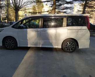 Benzine motor van 2,0L van Toyota Noah 2020 te huur op de luchthaven van Koetaisi.