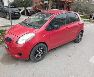 Vooraanzicht van een huurauto Toyota Yaris in Durrës, Albanië ✓ Auto #8594. ✓ Transmissie Handmatig TM ✓ 0 beoordelingen.