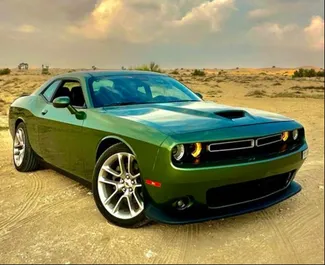 Vooraanzicht van een huurauto Dodge Challenger in Dubai, Verenigde Arabische Emiraten ✓ Auto #8561. ✓ Transmissie Automatisch TM ✓ 1 beoordelingen.