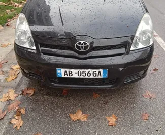 Vooraanzicht van een huurauto Toyota Corolla Verso in Durrës, Albanië ✓ Auto #8603. ✓ Transmissie Handmatig TM ✓ 0 beoordelingen.