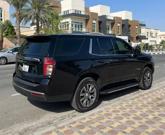 Autohuur Chevrolet Tahoe 2023 in in de VAE, met Benzine brandstof en 343 pk ➤ Vanaf 550 AED per dag.