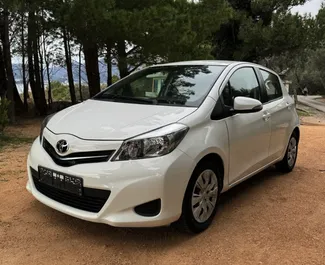 Vooraanzicht van een huurauto Toyota Yaris in Budva, Montenegro ✓ Auto #9299. ✓ Transmissie Automatisch TM ✓ 0 beoordelingen.