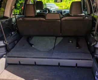 Interieur van Honda Pilot te huur in Armenië. Een geweldige auto met 7 zitplaatsen en een Automatisch transmissie.