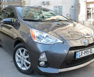 Vooraanzicht van een huurauto Toyota Prius C in Tbilisi, Georgië ✓ Auto #9241. ✓ Transmissie Automatisch TM ✓ 0 beoordelingen.