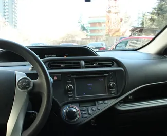 Interieur van Toyota Prius C te huur in Georgië. Een geweldige auto met 5 zitplaatsen en een Automatisch transmissie.