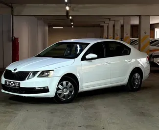 Vooraanzicht van een huurauto Skoda Octavia in Bakoe, Azerbeidzjan ✓ Auto #9083. ✓ Transmissie Automatisch TM ✓ 0 beoordelingen.