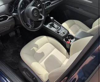 Interieur van Mazda CX-5 te huur in Armenië. Een geweldige auto met 5 zitplaatsen en een Automatisch transmissie.