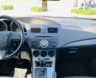 Interieur van Mazda 3 te huur in Armenië. Een geweldige auto met 5 zitplaatsen en een Automatisch transmissie.