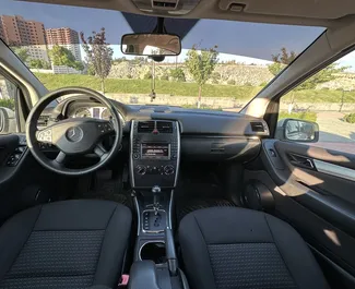 Interieur van Mercedes-Benz B-Class te huur in Armenië. Een geweldige auto met 5 zitplaatsen en een Automatisch transmissie.