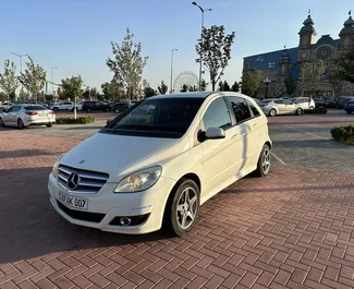 Vooraanzicht van een huurauto Mercedes-Benz B-Class in Jerevan, Armenië ✓ Auto #9121. ✓ Transmissie Automatisch TM ✓ 0 beoordelingen.