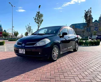 Vooraanzicht van een huurauto Nissan Tiida in Jerevan, Armenië ✓ Auto #9108. ✓ Transmissie Automatisch TM ✓ 1 beoordelingen.