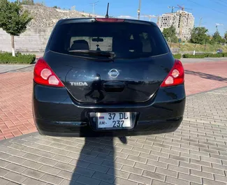 Interieur van Nissan Tiida te huur in Armenië. Een geweldige auto met 5 zitplaatsen en een Automatisch transmissie.