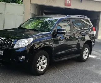 Vooraanzicht van een huurauto Toyota Land Cruiser Prado in Jerevan, Armenië ✓ Auto #9060. ✓ Transmissie Automatisch TM ✓ 0 beoordelingen.