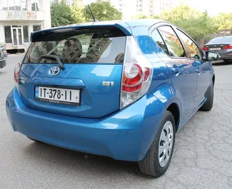 Autohuur Toyota Prius C 2013 in in Georgië, met Hybride brandstof en 99 pk ➤ Vanaf 73 GEL per dag.