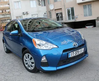 Vooraanzicht van een huurauto Toyota Prius C in Tbilisi, Georgië ✓ Auto #9243. ✓ Transmissie Automatisch TM ✓ 0 beoordelingen.