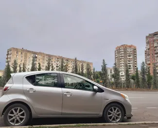 Vooraanzicht van een huurauto Toyota Prius C in Tbilisi, Georgië ✓ Auto #9185. ✓ Transmissie Automatisch TM ✓ 0 beoordelingen.